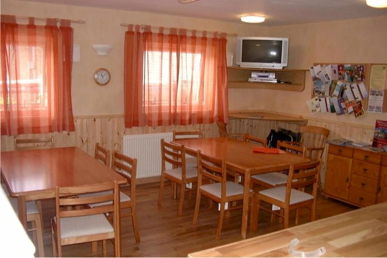 Sandra's backpackers JOGLE accommodation in Thurso with a dining area as pictured