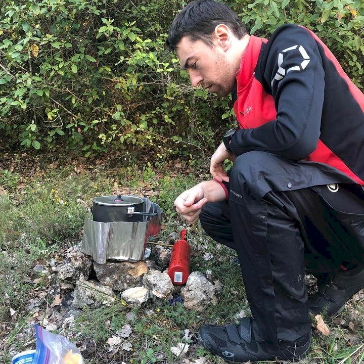 Stew cooking on a stove at a stealth camping spot. Image demonstrates the tip about cooking with a stove when stealth camping.