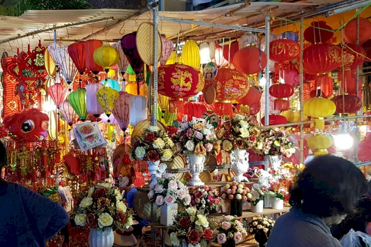 beautiful markets in hanoi